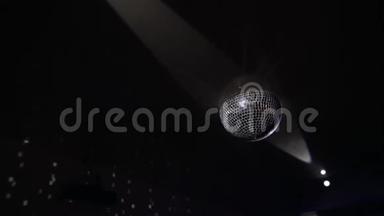 镜球反射白光.. 一个漂亮的迪斯科舞厅，里面有反射的移动光线，在黑色背景上旋转